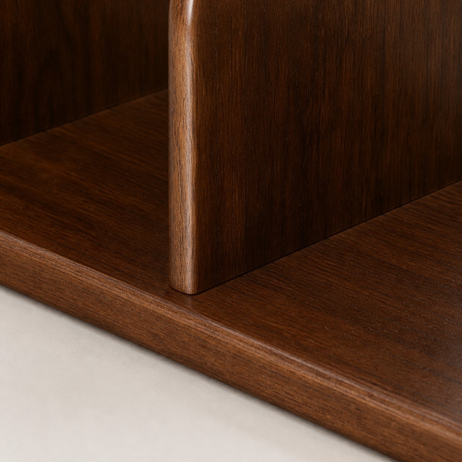 Rounded fixed divider joint and rubberwood board edge detail