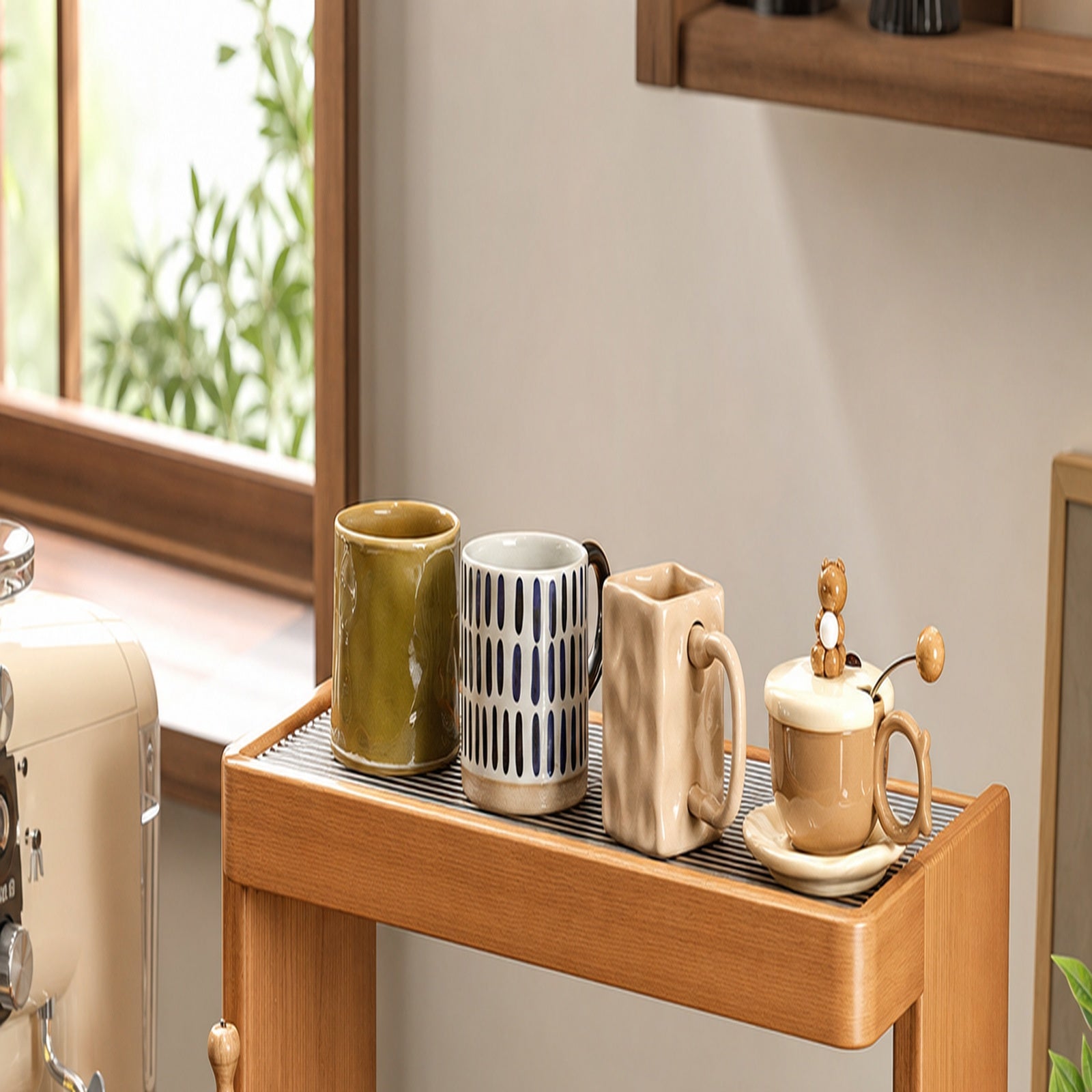 Upper tray capacity for four ceramic coffee mugs