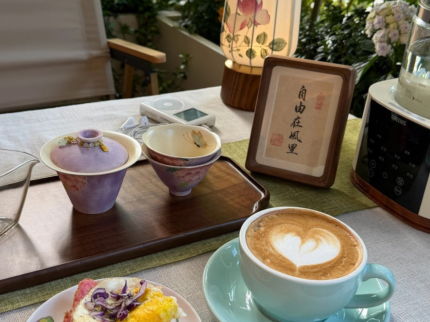 Lidded tea cup and latte placed together at one serving table